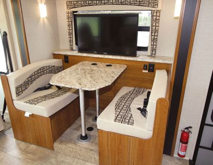 A curbside booth dinette in the Alante 32N