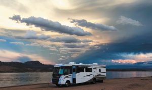Roosevelt Lake, one of Brian and Shawnna Johnson’s favorite spots, lies in the middle of the Arizona desert.