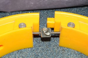 A tensioning mechanism draws the Rettroband halves together.