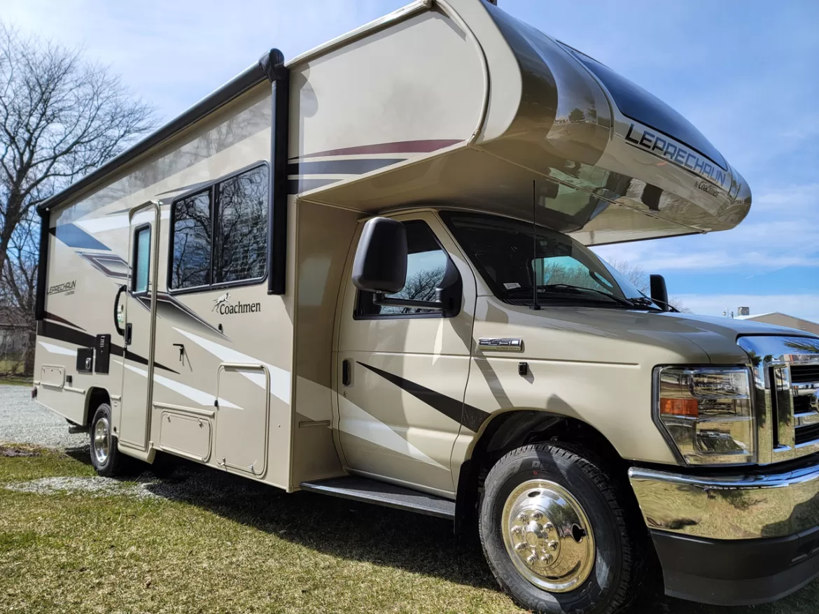 Coachmen Leprechaun 260DS
