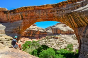 Have subjects face away from the camera to highlight the surroundings and draw the viewer into the landscape.