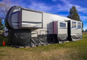 The author resided in a Keystone Sprinter fifth wheel for close to a year, which included experiencing wintry Idaho weather.